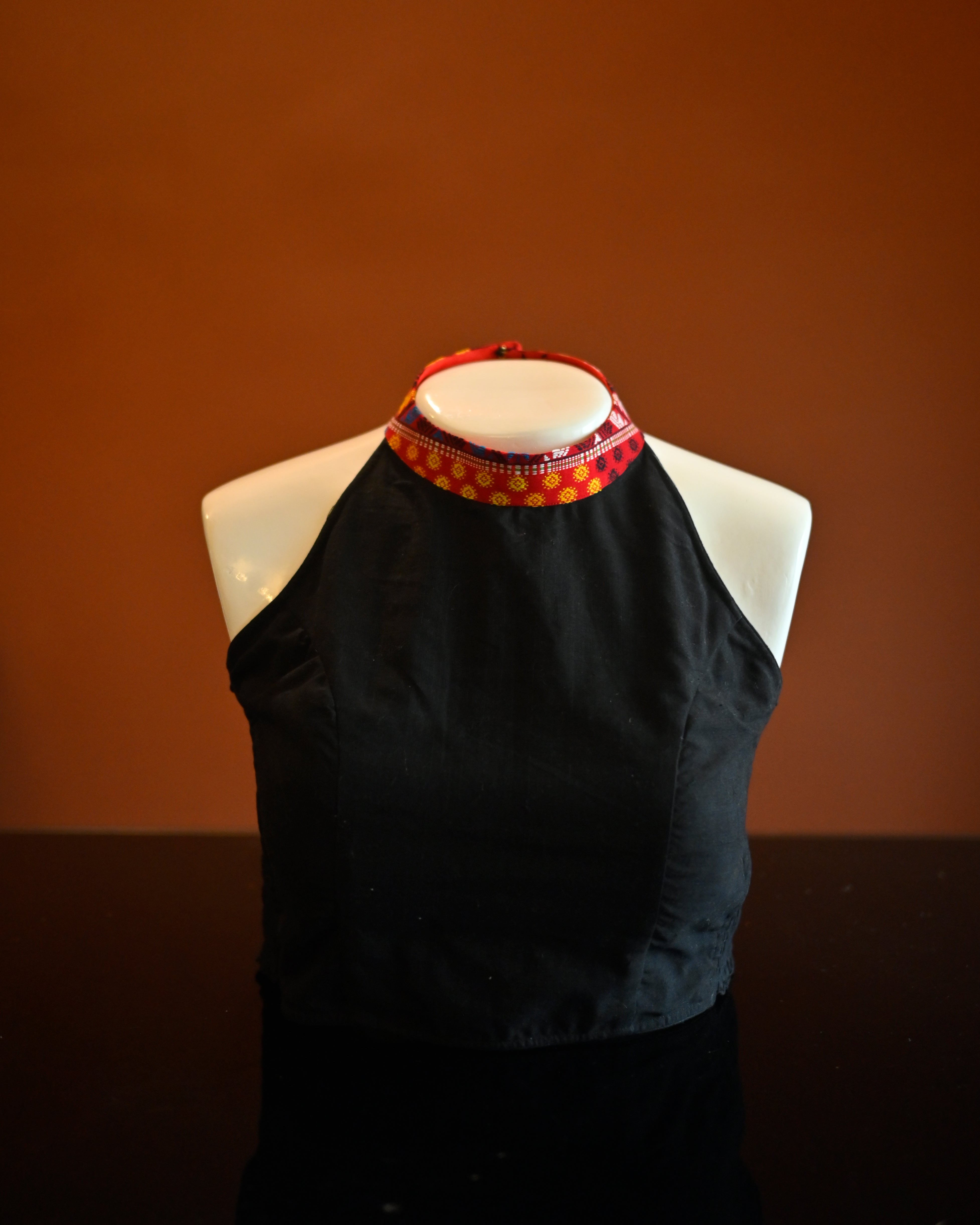 HALTER NECK STRETCHLINE BLOUSE IN MISING DESIGN
